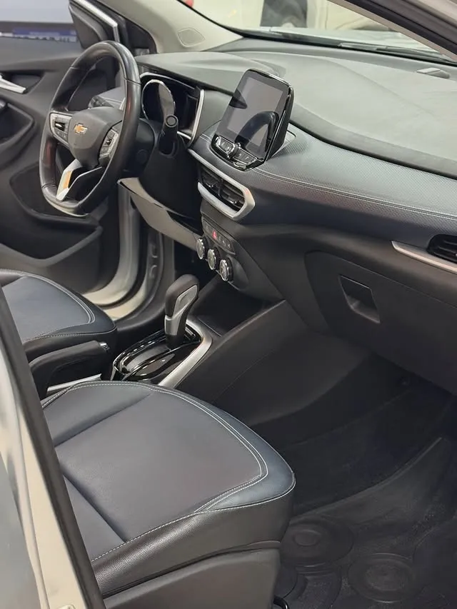Interior del Chevrolet Tracker Premier 2022: tablero, pantalla y consola central
