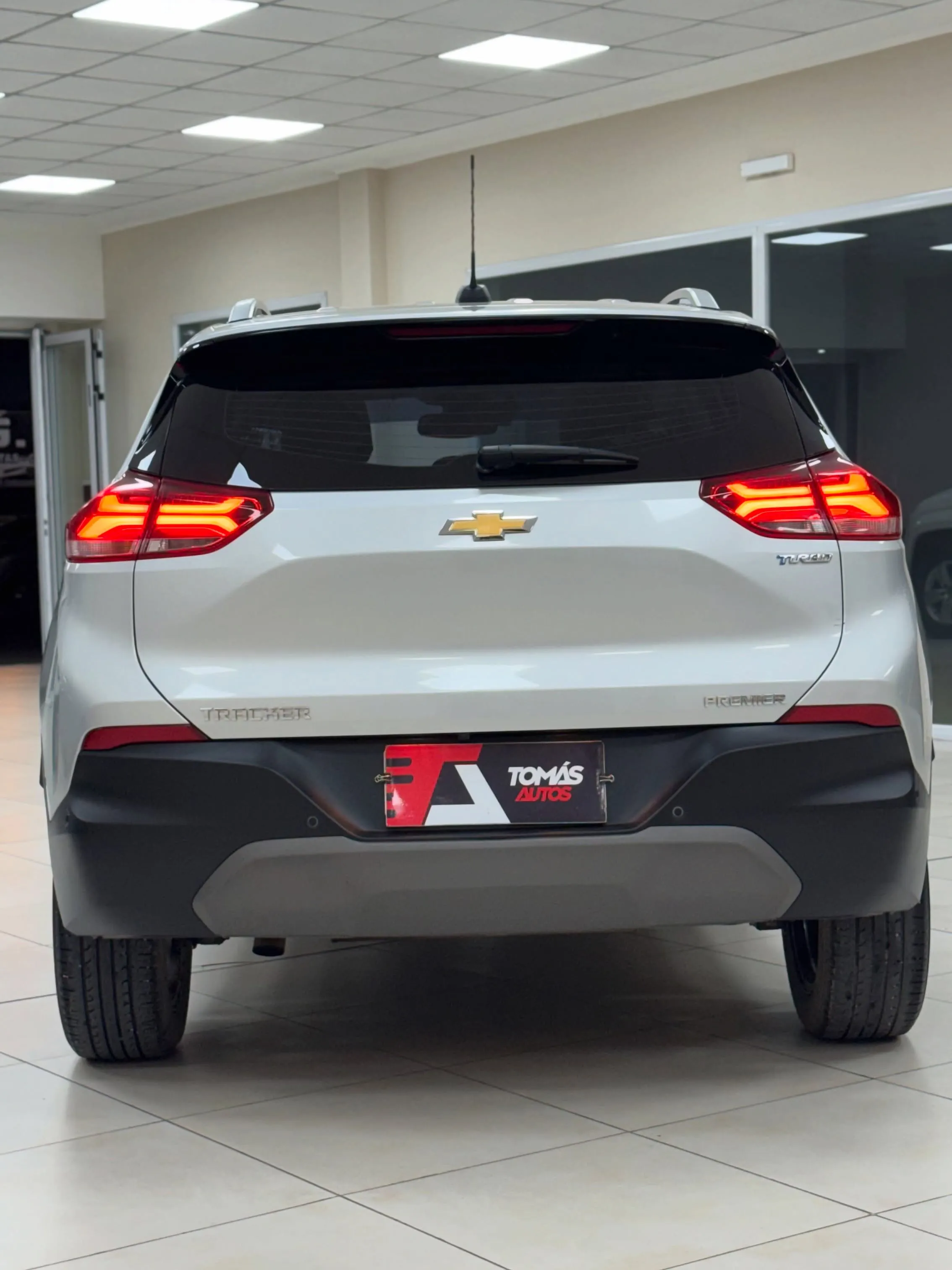 Chevrolet Tracker Premier 2022 blanca, de atrás, con las luces encendidas