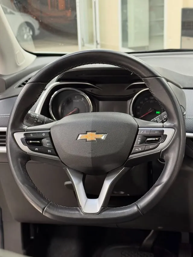 Volante y tablero del Chevrolet Tracker Premier 2022, con el cuentakilómetros a la vista