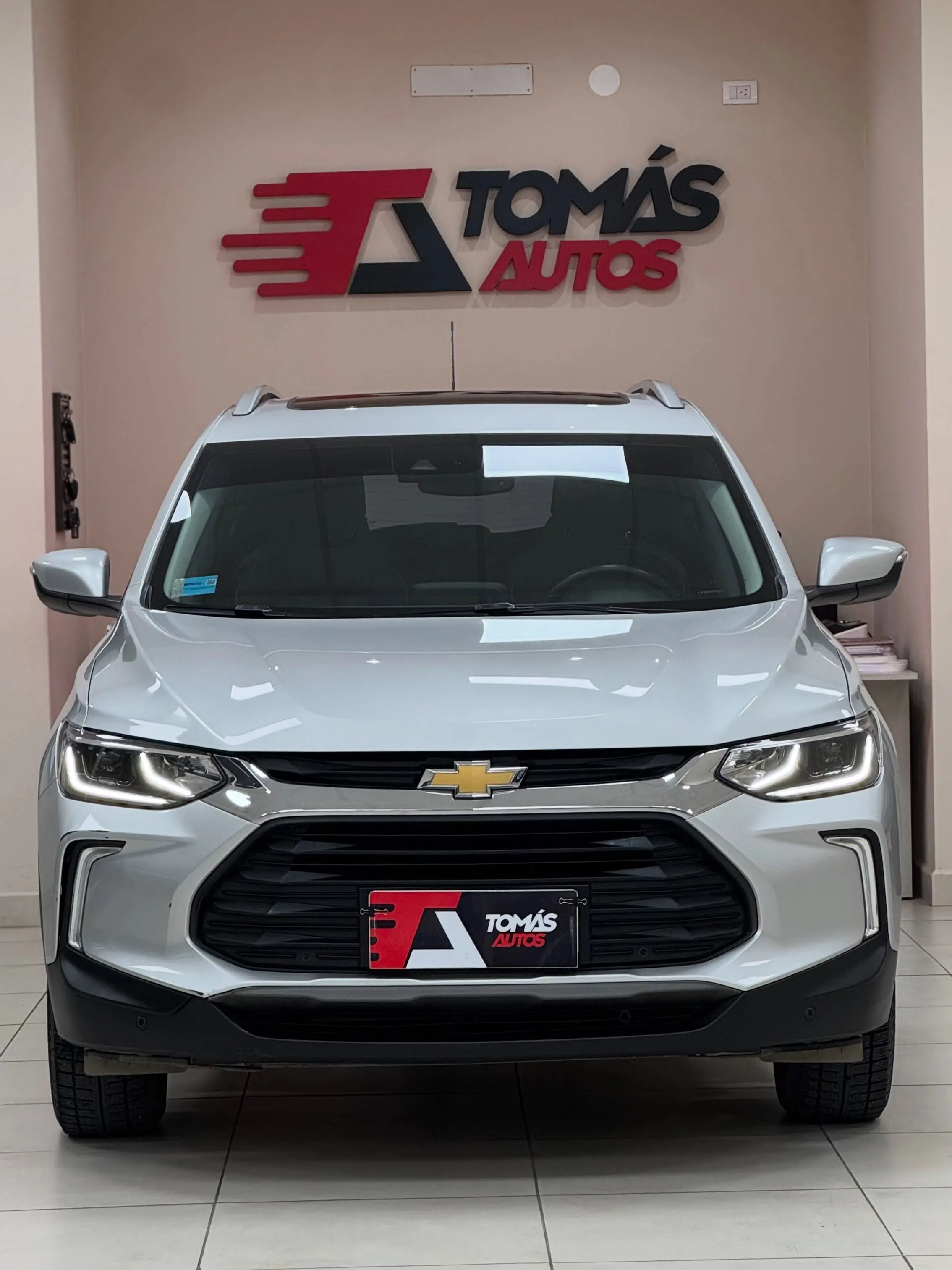 Chevrolet Tracker Premier 2022 blanca, de frente, en el showroom de Tomás Autos