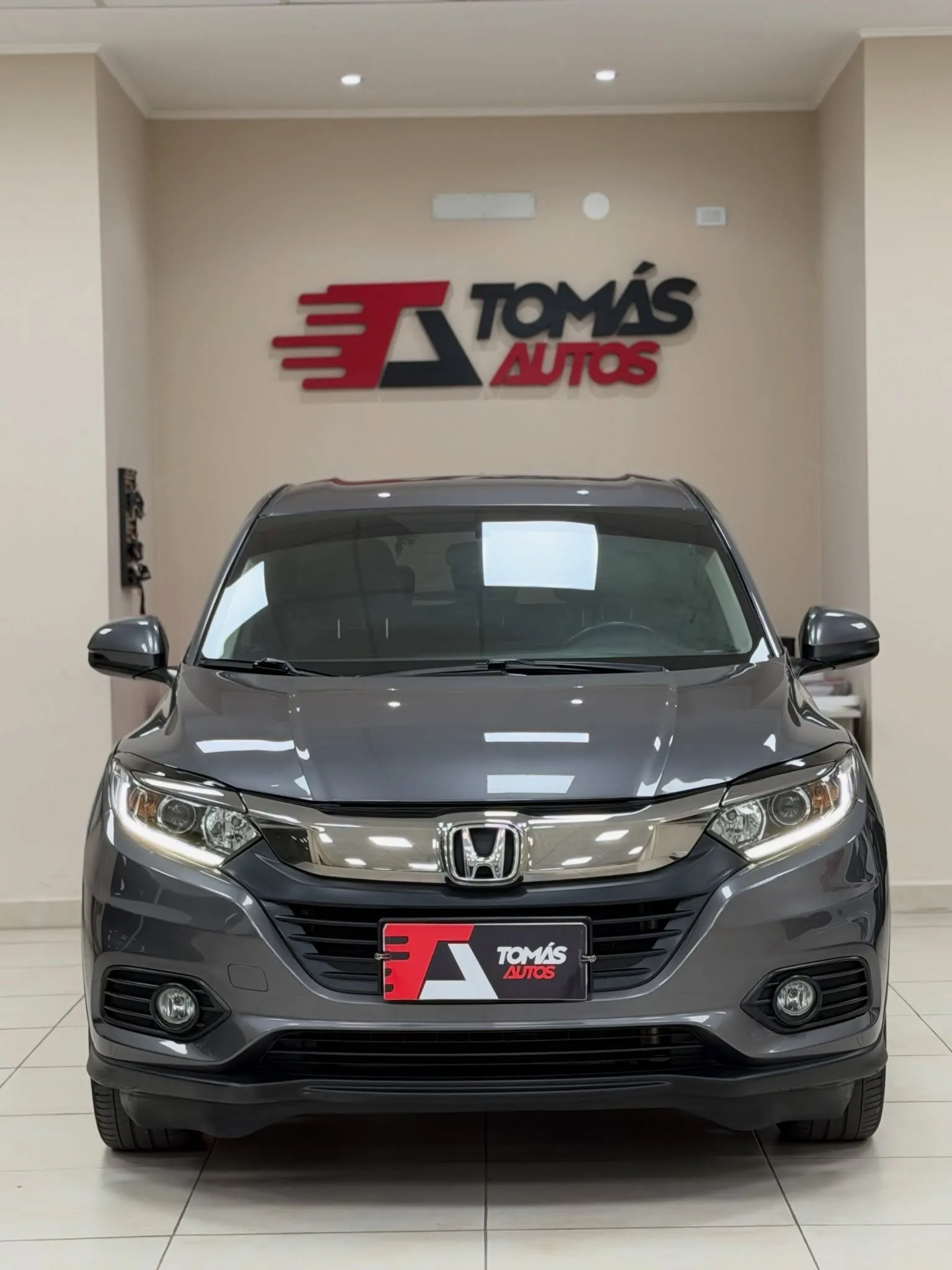 Honda HR-V EXL 2019 gris, de frente, en el showroom de Tomás Autos